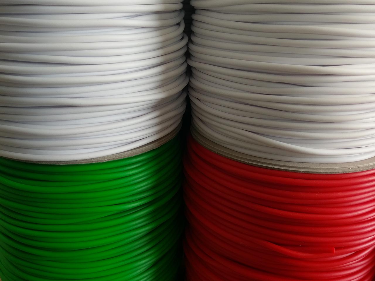 Tondini in materiale plastico colori verde, bianco e rosso