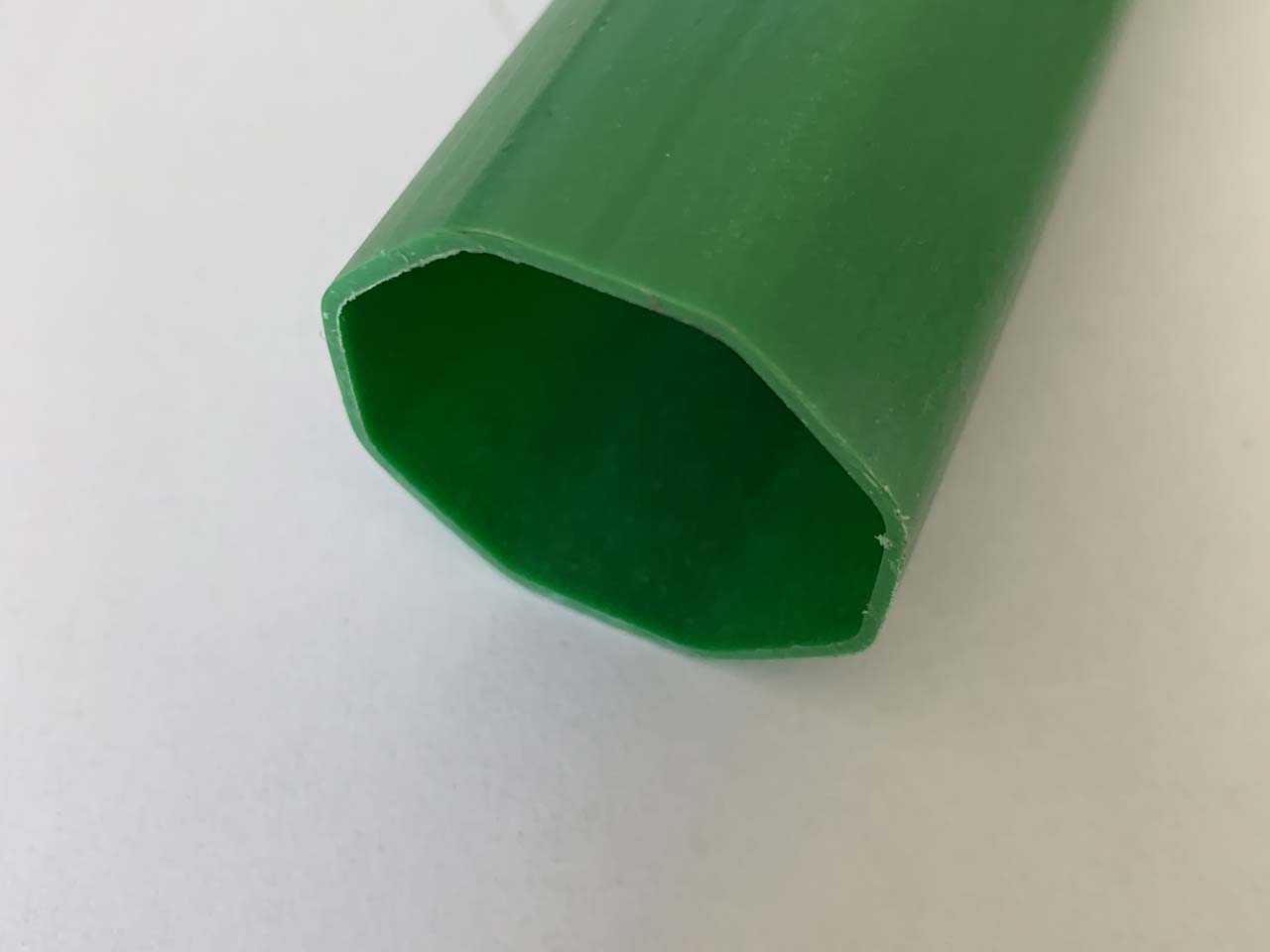 Anima in plastica verde scuro forma esagonale Magaplast
