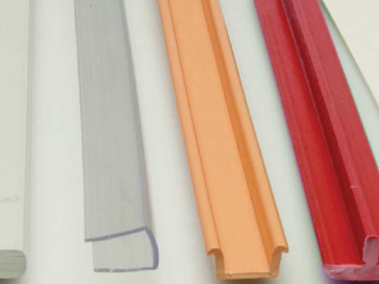 Profili plastici Magaplast trasparenti, arancioni e rossi