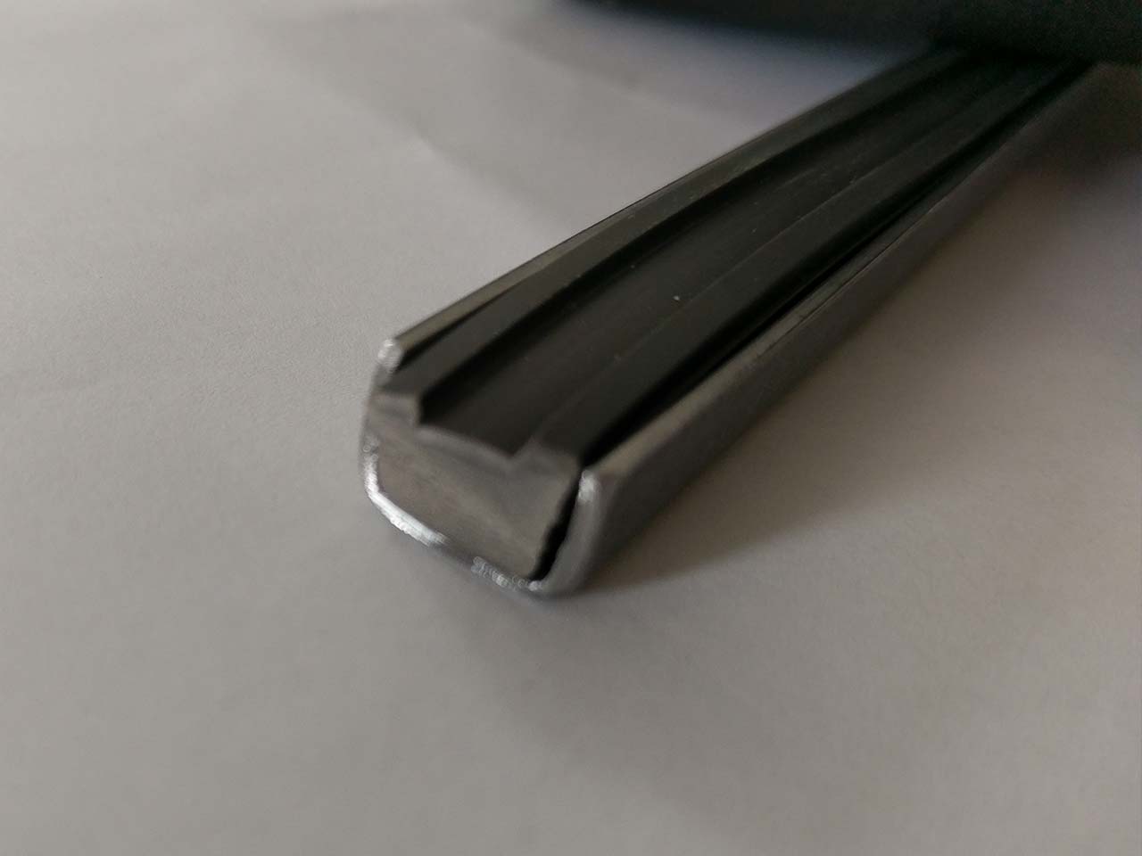 Profilo morbido nero flessibile inserito in tubo di ferro Magaplast
