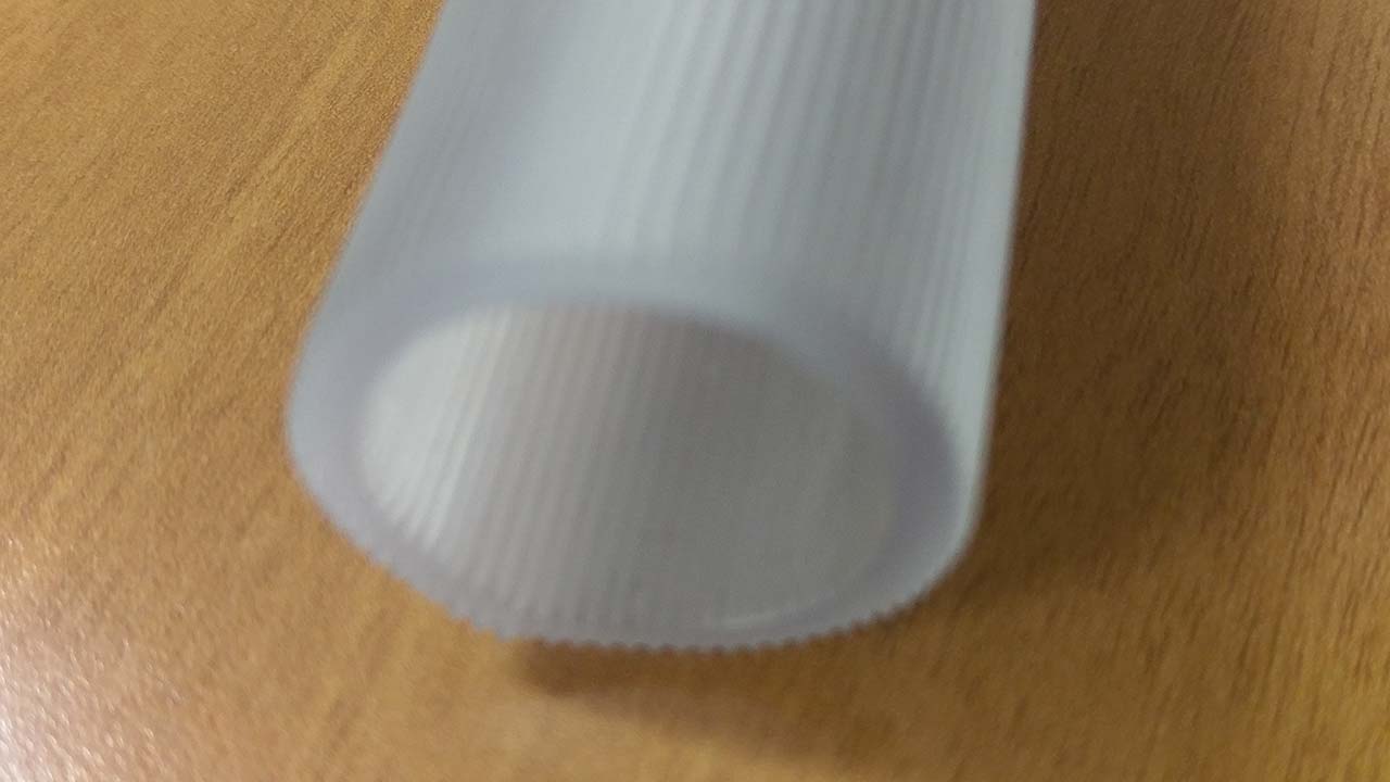 Tubo morbido flessibile trasparente con materiale ondulato
