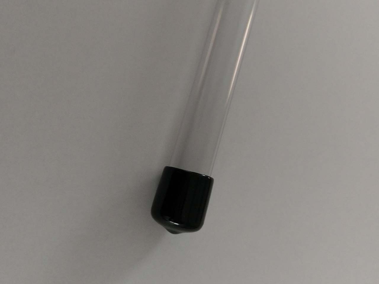 Tubo rigido in plastica trasparente con tappo nero sottile