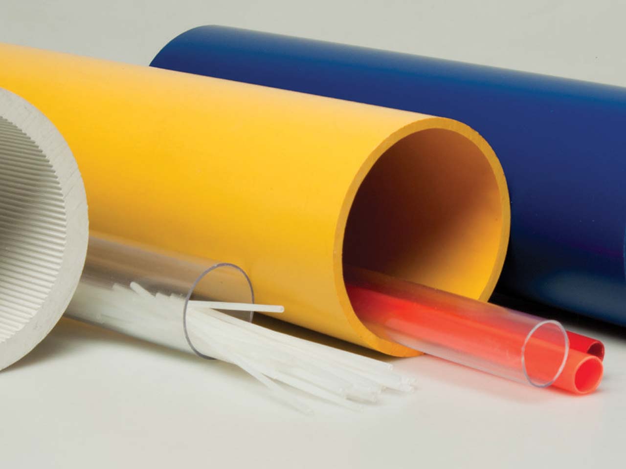 Tubi e tubicini rigidi di materiale plastico colorati