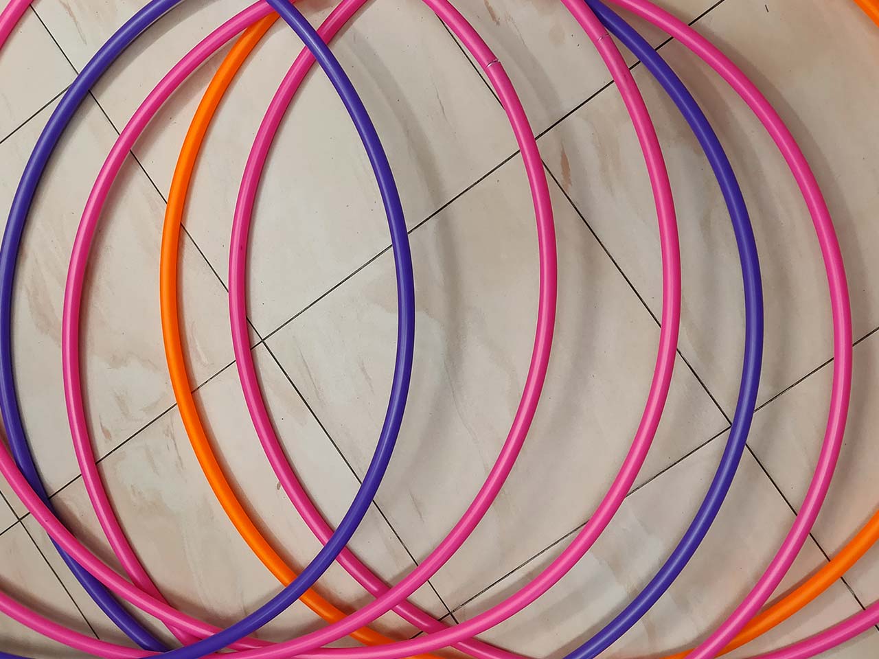 Tubi colorati rigidi a forma di cerchio Magaplast