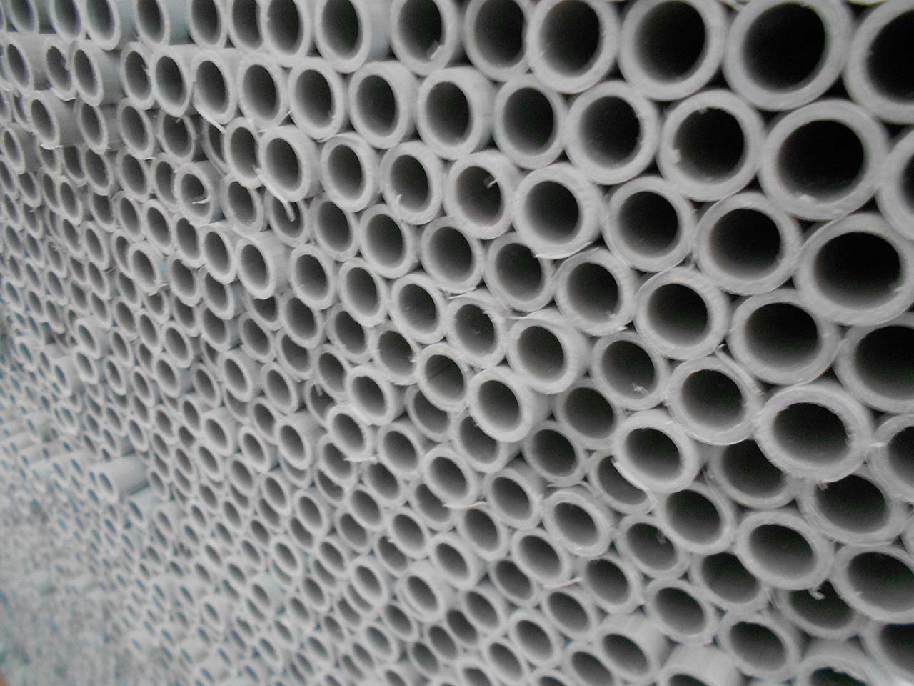 Pila di tubi in materiale plastico grigi