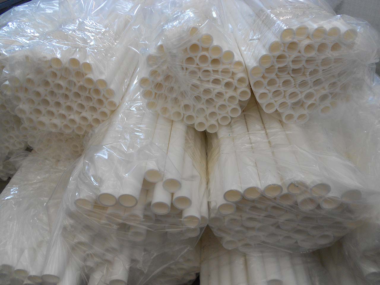 Tubi in materiale plastico bianchi