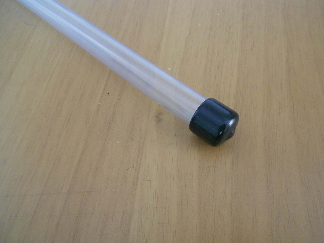 Tubicino in materiale plastico trasparente con cappuccio nero
