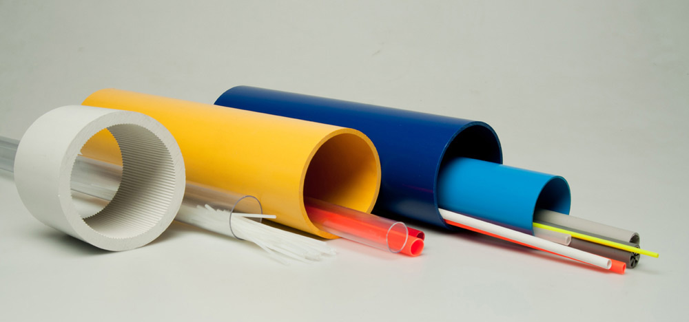 Tubi e tubicini colorati di varie dimensioni e misure